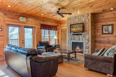 Mountain View Lodge, 8 BR, Hot Tub, Pool Table, Theater Room, Sleeps 24 House in Gatlinburg