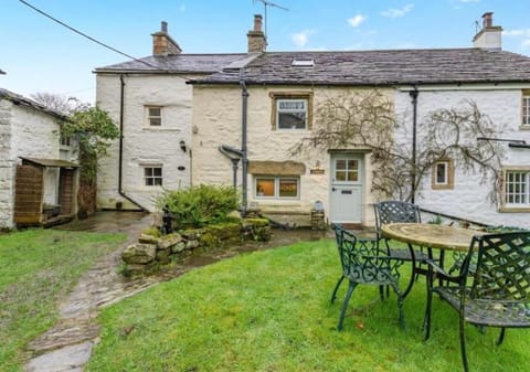 Westside Cottage, Newby, Clapham, Yorkshire Dales National Park, Famous Three Peaks, Near The Lake District, Pets are Welcome House in Craven District