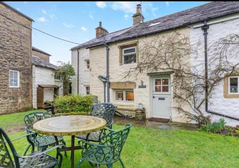 Westside Cottage, Newby, Clapham, Yorkshire Dales National Park, Famous Three Peaks, Near The Lake District, Pets are Welcome House in Craven District