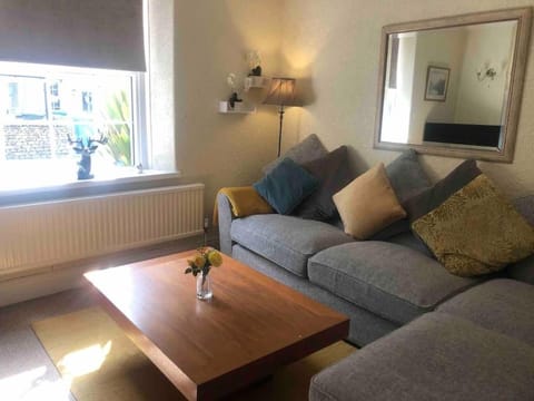 Labernum Cottage, Ingleton, Yorkshire Dales National Park 3 Peaks and Near the Lake District, Pet Friendly House in Bank Bottom