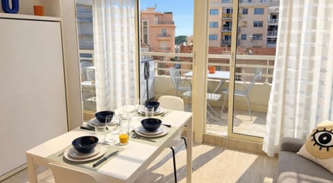 Patio, Day, Balcony/Terrace, Living room, Banquet/Function facilities, Food