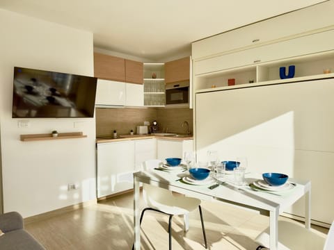 TV and multimedia, Kitchen or kitchenette, Living room, Dining area, stove