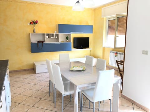 Kitchen or kitchenette, Dining area, Communal kitchen