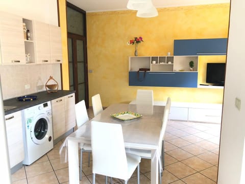 Kitchen or kitchenette, Dining area, Communal kitchen