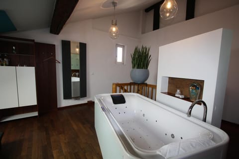 Hot Tub, Photo of the whole room