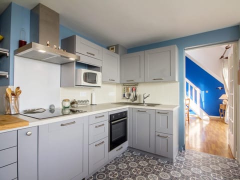 Duplex 5 pièces avec balcon à 30m de la plage - 7 couchages, acceptant animaux, wifi et parking - FR-1-349-114 Apartment in Ploemeur