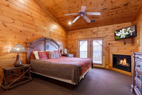 The Great Escape II, 5 Bedrooms, Sleeps 17, Game Room, Pool Access, Theater Maison in Gatlinburg