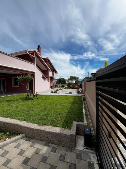 Property building, Spring, Day, Garden, Garden view