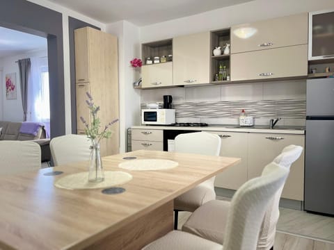 Kitchen or kitchenette, Seating area, Dining area, dishwasher, oven, pet friendly, stove