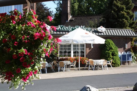 Restaurant/places to eat, Facade/entrance