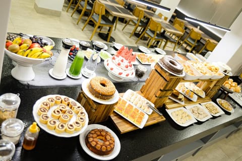 Food and drinks, Food, Breakfast, Continental breakfast, Buffet breakfast, Lunch, Dinner, Drinks