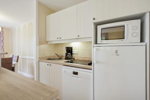 Kitchen or kitchenette, Dining area, dishwasher, minibar, oven, stove, toaster