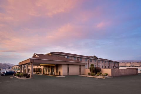 Property building, Facade/entrance, Natural landscape, Mountain view, Parking