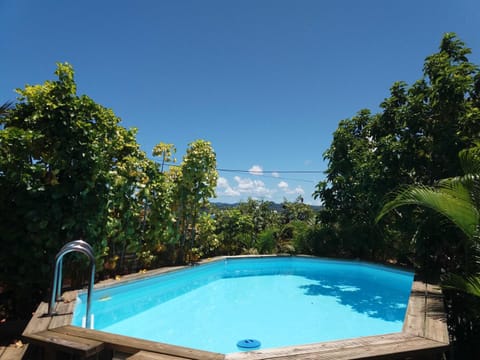 Charmant F2 classé, belle vue mer, spa, piscine, bateau Condo in La Trinité