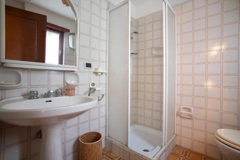 Villa summertime walking distance from the sea with garden Villa in Fregenae