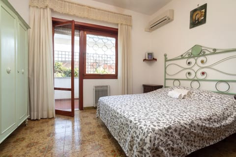 Villa summertime walking distance from the sea with garden Villa in Fregenae