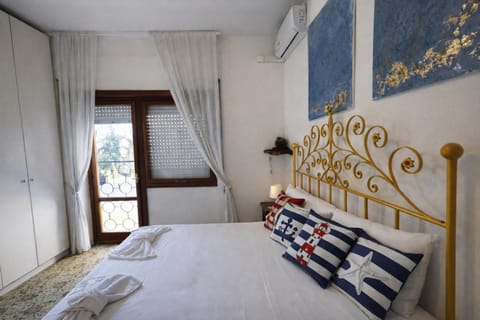 Villa summertime walking distance from the sea with garden Villa in Fregenae