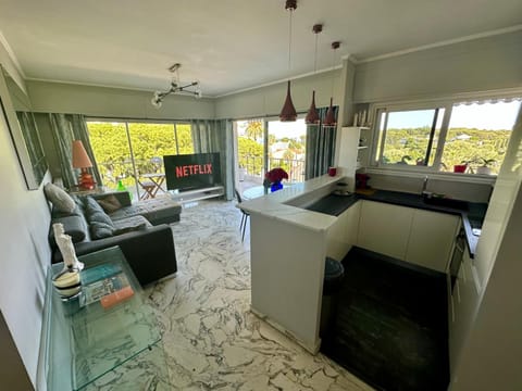 TV and multimedia, Kitchen or kitchenette, Living room, Seating area, Dining area