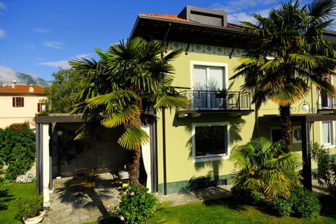 Property building, Garden, Balcony/Terrace