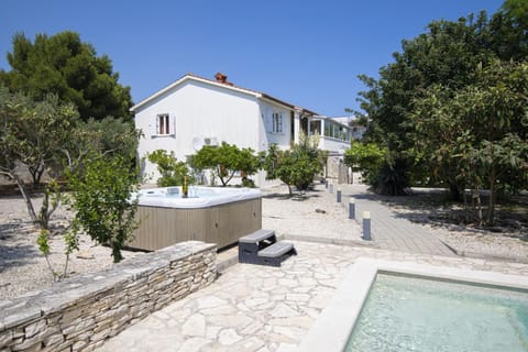 Property building, Hot Tub, Swimming pool