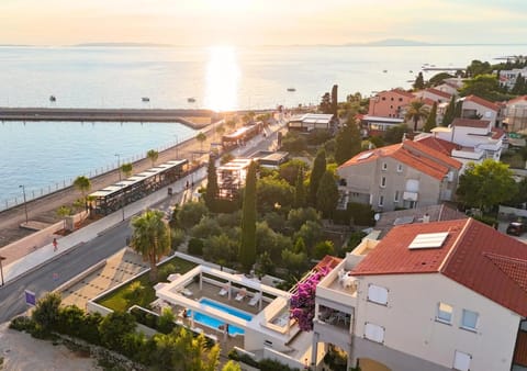 Property building, Neighbourhood, Natural landscape, Bird's eye view, Sea view, Street view, Location, Sunset, Parking