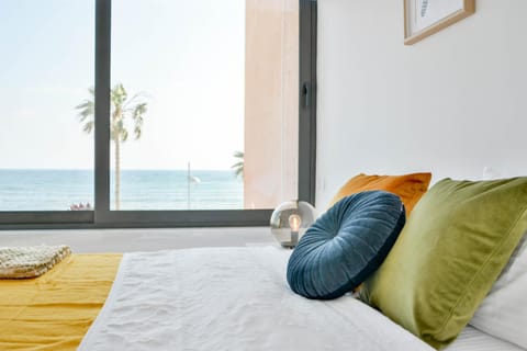 Bed, TV and multimedia, Decorative detail, Bedroom, Sea view