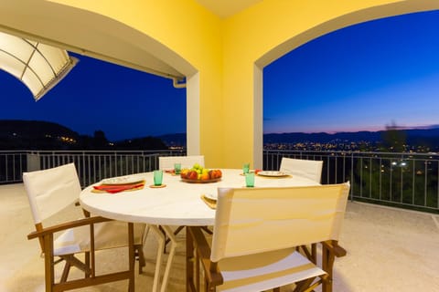 Natural landscape, Balcony/Terrace, Balcony/Terrace, Dining area, Mountain view