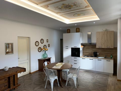 Kitchen or kitchenette, Decorative detail, Dining area, pet friendly, stove, air conditioner