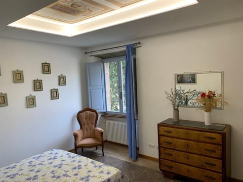 Bed, Photo of the whole room, Decorative detail, Bedroom, air conditioner