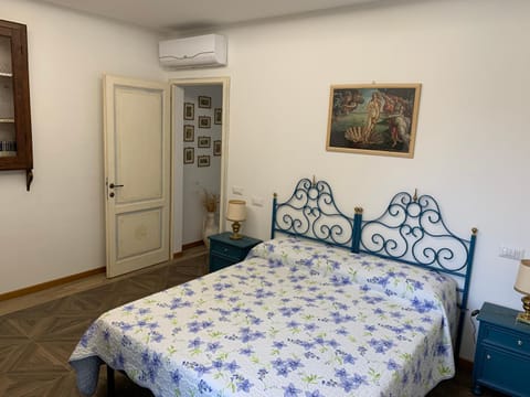 Bed, Photo of the whole room, Decorative detail, Bedroom, air conditioner