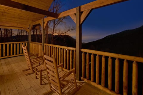 Otter Springs Pool Cabin House in Pigeon Forge