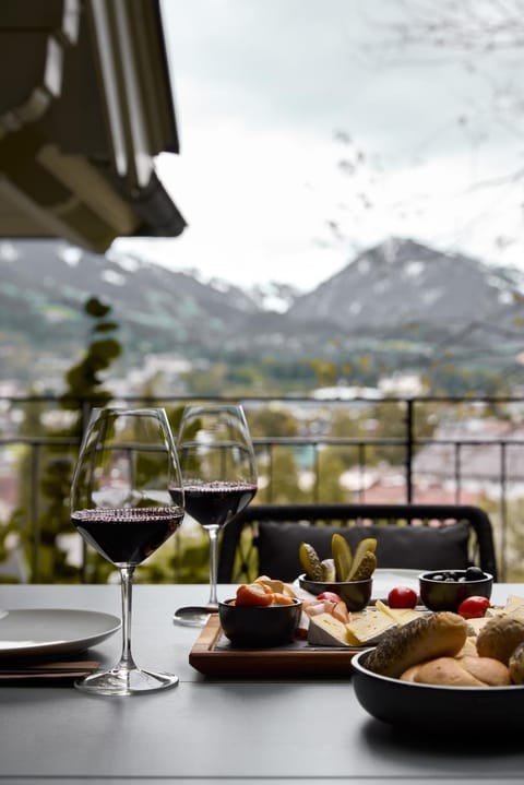 Property building, Natural landscape, Balcony/Terrace, Food and drinks, Mountain view