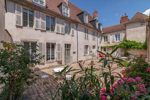 Property building, Patio, Facade/entrance