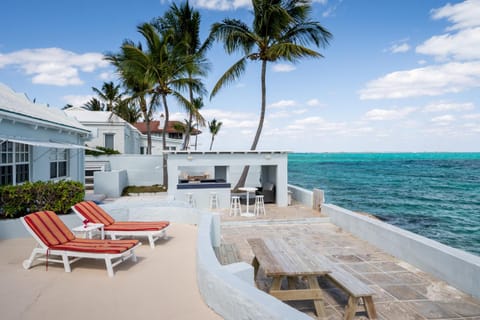Water's Edge Villa - Oceanfront with Private Pool House in Nassau