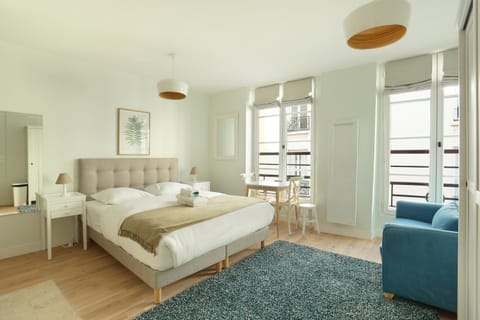 Bed, Photo of the whole room, Seating area