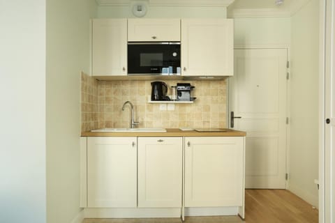 Coffee/tea facilities, Kitchen or kitchenette, minibar, stove
