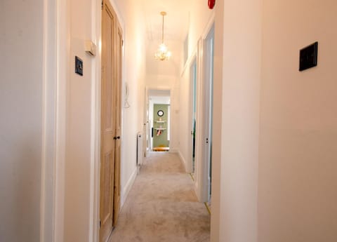 Seaview Mansion Apartment - Central Hove with PARKING Condo in Hove