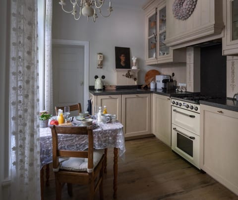 Coffee/tea facilities, Kitchen or kitchenette, Dining area