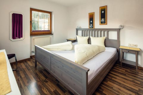 Bed, Bedroom, Garden view, Mountain view