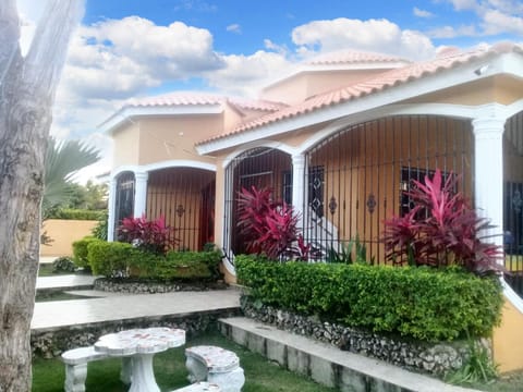 6 bedrooms villa with private pool jacuzzi and enclosed garden at Nagua 1 km away from the beach Chalet in María Trinidad Sánchez Province