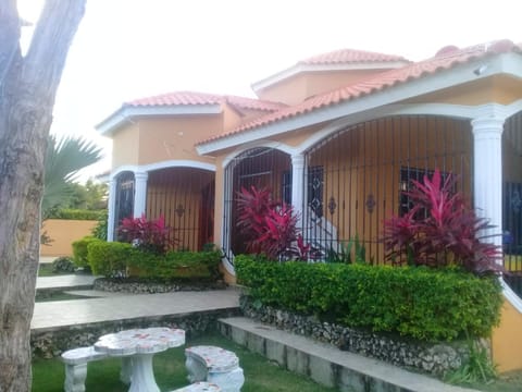 6 bedrooms villa with private pool jacuzzi and enclosed garden at Nagua 1 km away from the beach Villa in María Trinidad Sánchez Province