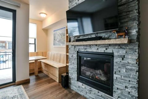 New Luxury Villa #298 With Roof Top Hot Tub & Great Views - 500 Dollars Of FREE Activities & Equipment Rentals Daily House in Fraser