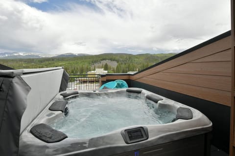 New Luxury Villa #298 With Roof Top Hot Tub & Great Views - 500 Dollars Of FREE Activities & Equipment Rentals Daily Casa in Fraser