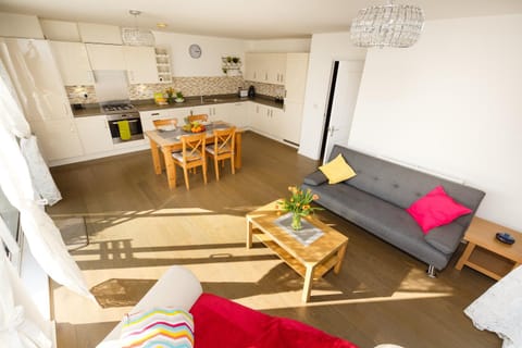 Contemporary Trumpington Apartment with Self Check-in ,FREE On-site Parking, Terrace, SUPER Fast WIFI & 5 mins drive to Papworth & Addenbrookes hospitals Appartement in Cambridge