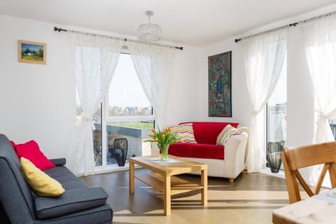 Contemporary Trumpington Apartment with Self Check-in ,FREE On-site Parking, Terrace, SUPER Fast WIFI & 5 mins drive to Papworth & Addenbrookes hospitals Condo in Cambridge