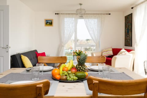 Contemporary Trumpington Apartment with Self Check-in ,FREE On-site Parking, Terrace, SUPER Fast WIFI & 5 mins drive to Papworth & Addenbrookes hospitals Appartement in Cambridge