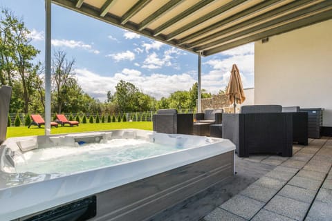 Property building, Hot Tub, Swimming pool