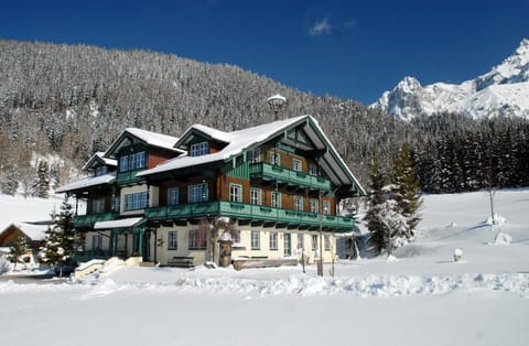 Property building, Natural landscape, Winter, Garden, Balcony/Terrace, Garden view, Mountain view