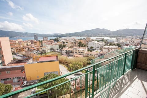 View (from property/room), Balcony/Terrace, City view