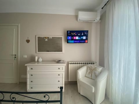 Bed, TV and multimedia, Photo of the whole room, Bedroom, air conditioner